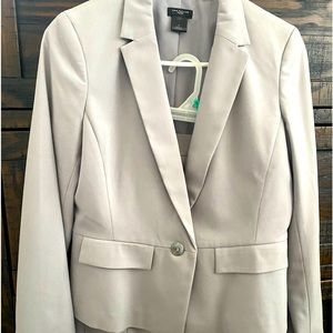 Simple light weight grey suit for any season. 4P w/ skirt.